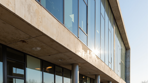 教育机构教学楼外观，现代化建筑风格，阳光明媚，绿化环境优美